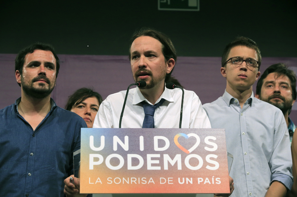Caras largas de Garzón, Iglesias y Errejón en la comparecencia de Unidos Podemos tras conocer los resultados electorales. EFE