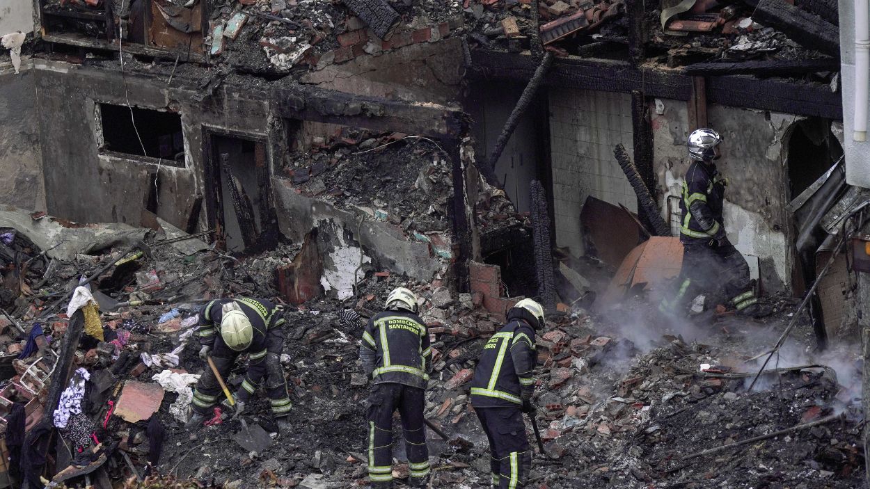 Bomberos trabajando en los restos del edificio de La Albericia (Santander). EP
