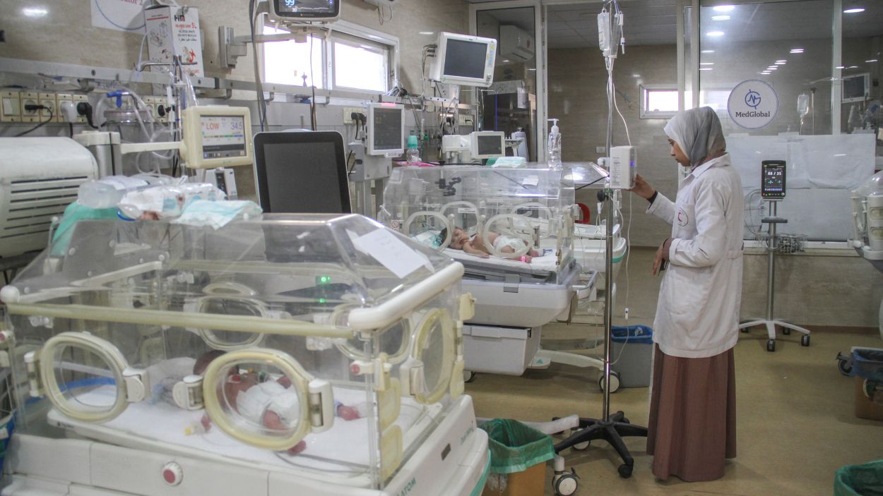 Israel asalta y arresta al personal sanitario del hospital Kamal Adual en Gaza. EP