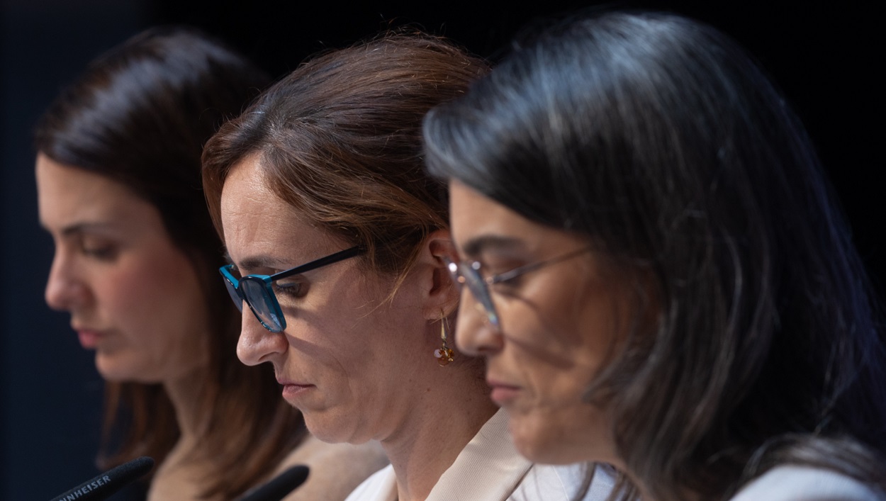 Manuela Bergerot, Mónica García y Rita Maestre durante la rueda de prensa por el caso Errejón. EP