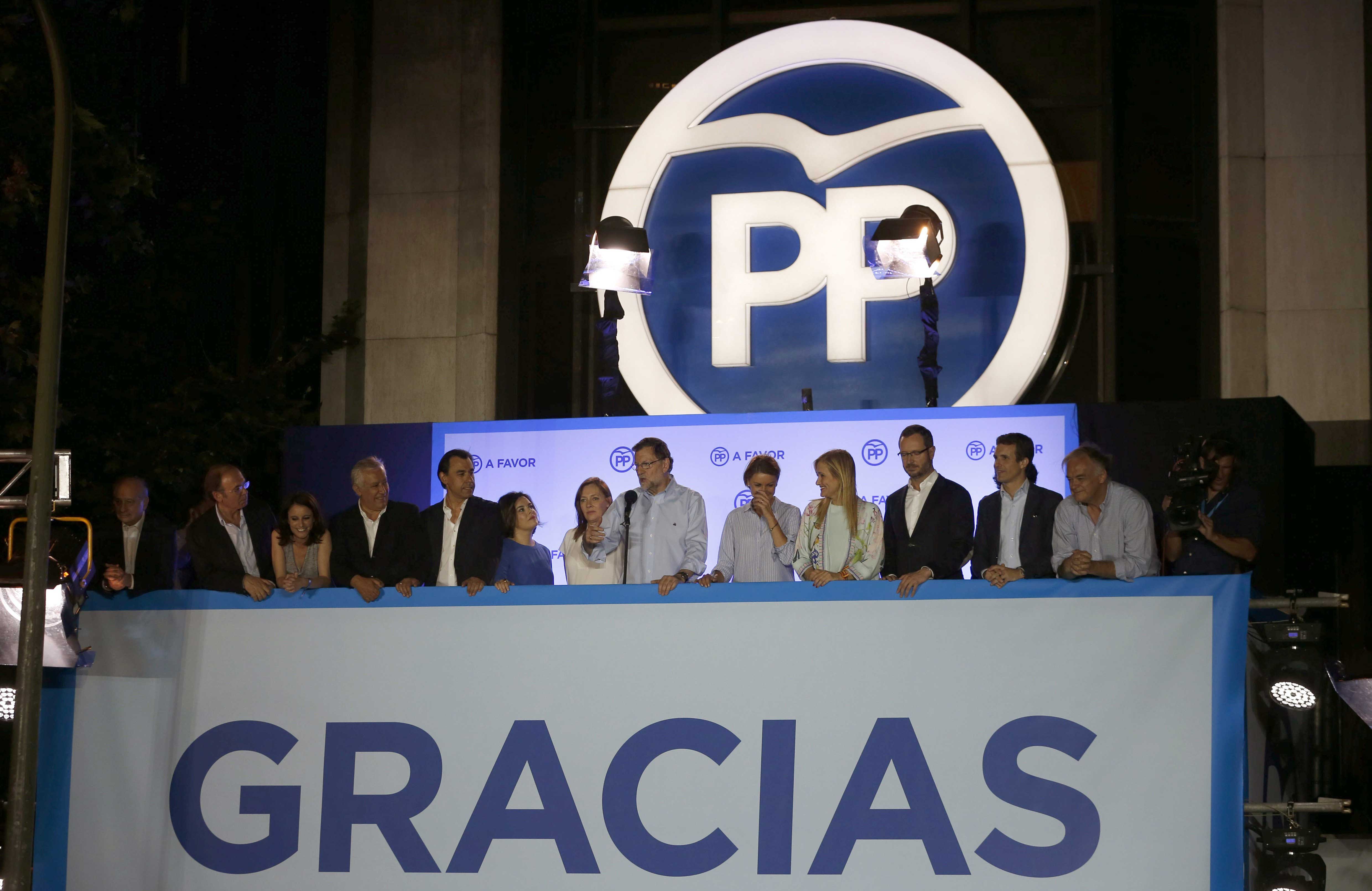 El presidente del gobierno en funciones Mariano Rajoy, acompañado por el resto de miembros del PP, se dirige a los simpatizantes populares concentrados en la Calle Génova de Madrid, tras conocer los resultados electorales del 26J.