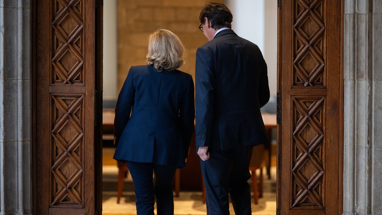 El presidente de la Generalitat, Salvador Illa, durante una reunión de trabajo con la presidenta del Banco Europeo de Inversiones, Nadia Calviño, en el Palau de la Generalitat. EP.