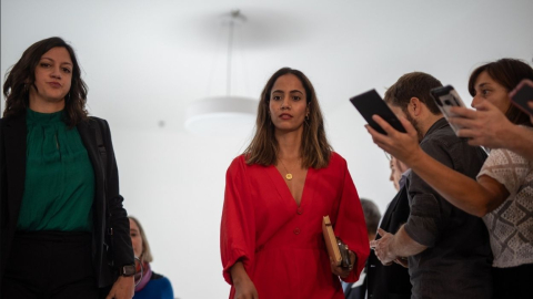 La diputada de Sumar Tesh Sidi (2i) a su llegada a la reunión del grupo Parlamentario Plurinacional Sumar en el Congreso de los Diputados, en el Escritorio del Congreso de los Diputados, a 28 de o