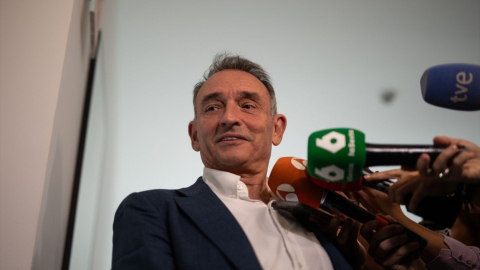 El diputado de Sumar Enrique Fernando Santiago a su llegada a la reunión del grupo Parlamentario Plurinacional Sumar en el Congreso de los Diputados, en el Escritorio del Congreso de los Diputados