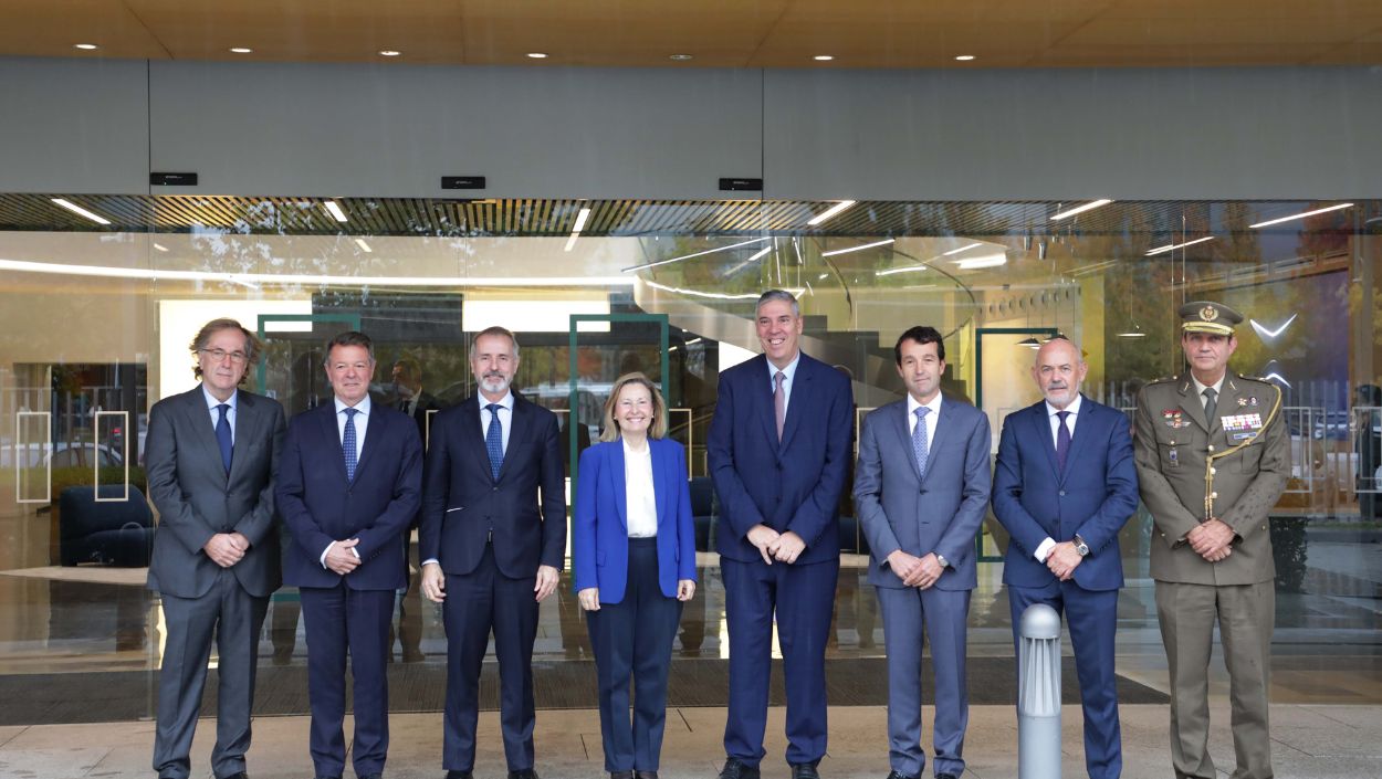 Foto de familia tras la firma de Indra y TESS