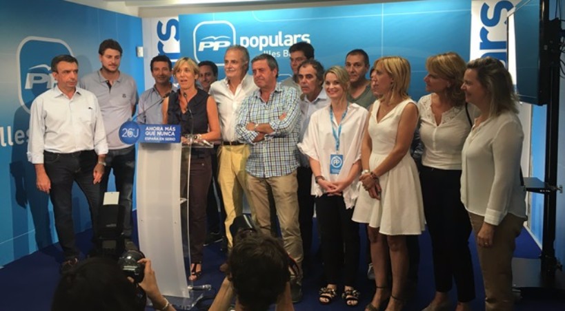 La número uno del PP de las Illes Balears en las elecciones generales, Teresa Palmer, celebra el resultado del 26J con sus compañeros.