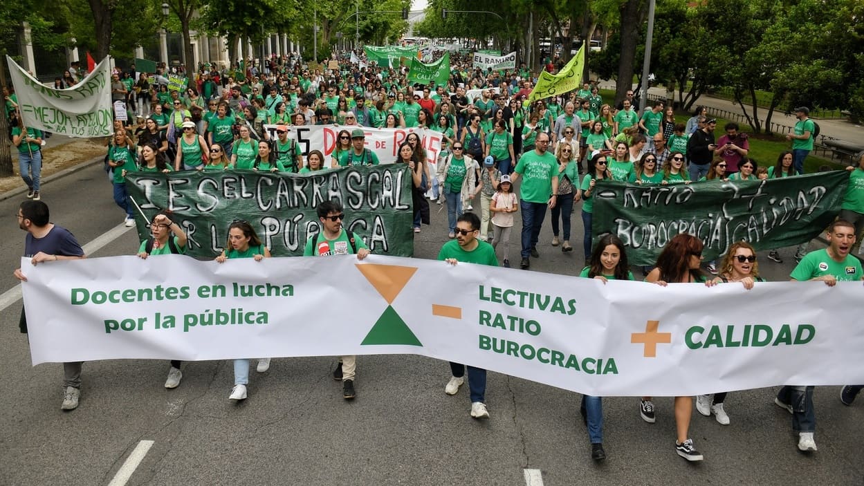 Decenas de personas durante una manifestación del profesorado por la defensa de la educación pública en Madrid. EP.