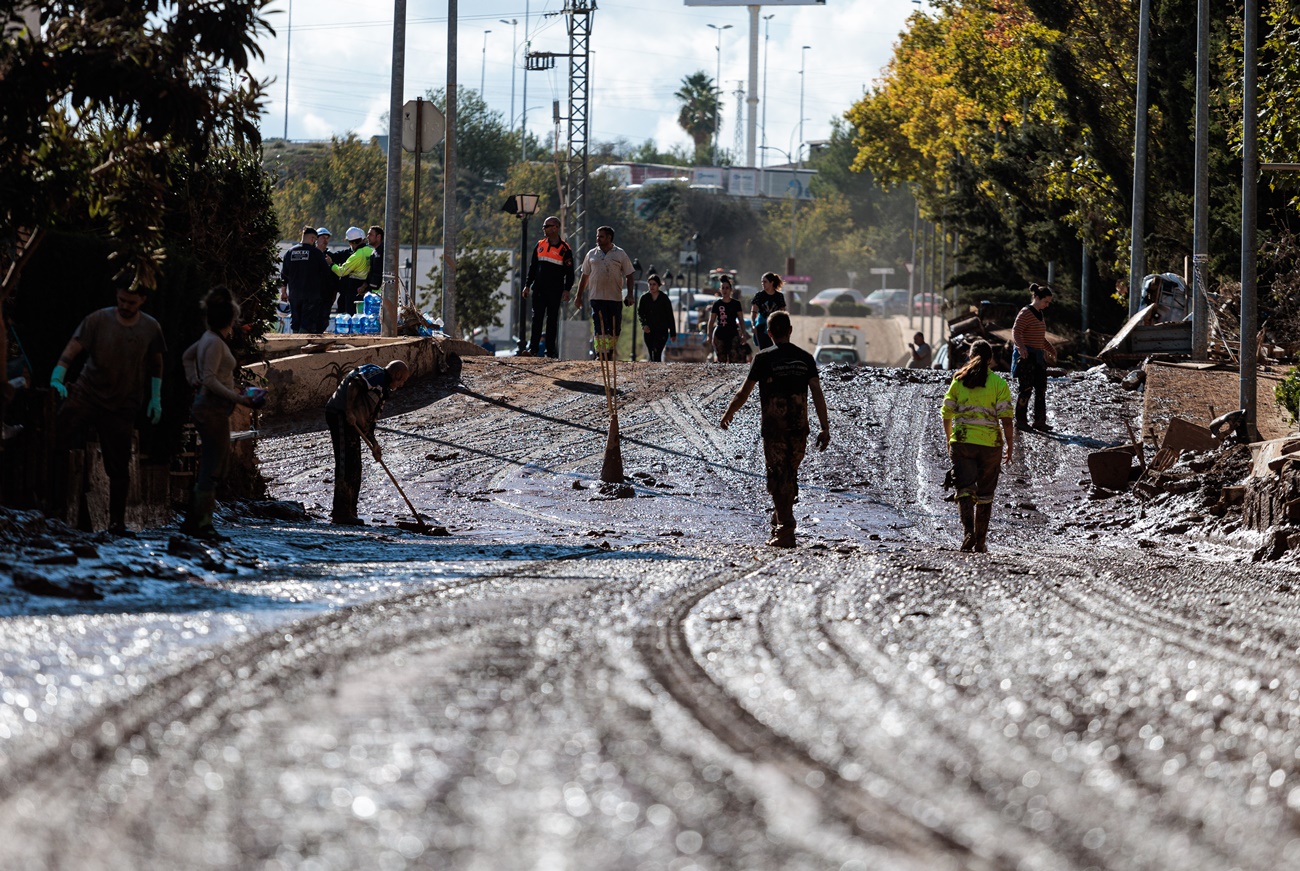 Vecinos y voluntarios limpian los estragos ocasionados por la DANA (Foto: EP)