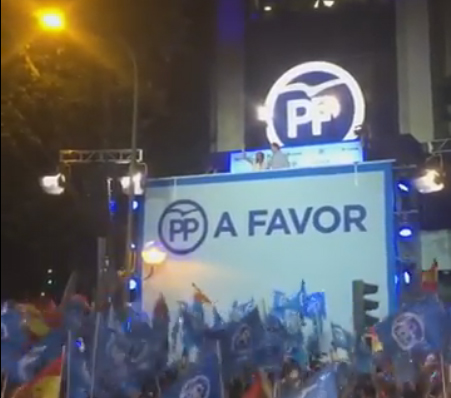 Génova celebra con balcón incluido los resultados del 26J