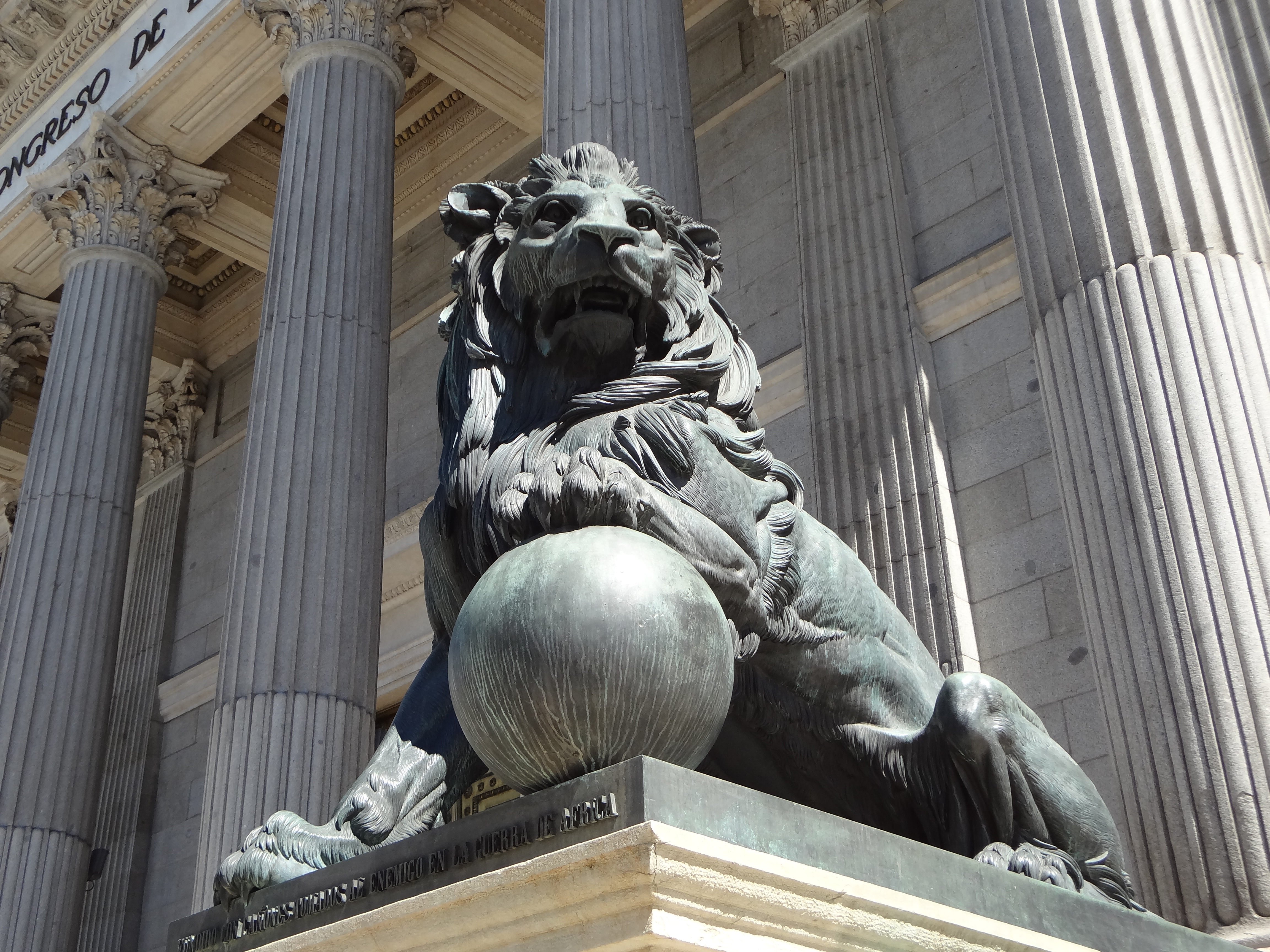 Imagen de uno de los leones que preside la entrada del Congreso donde se dilucidará el futuro Gobierno de España.