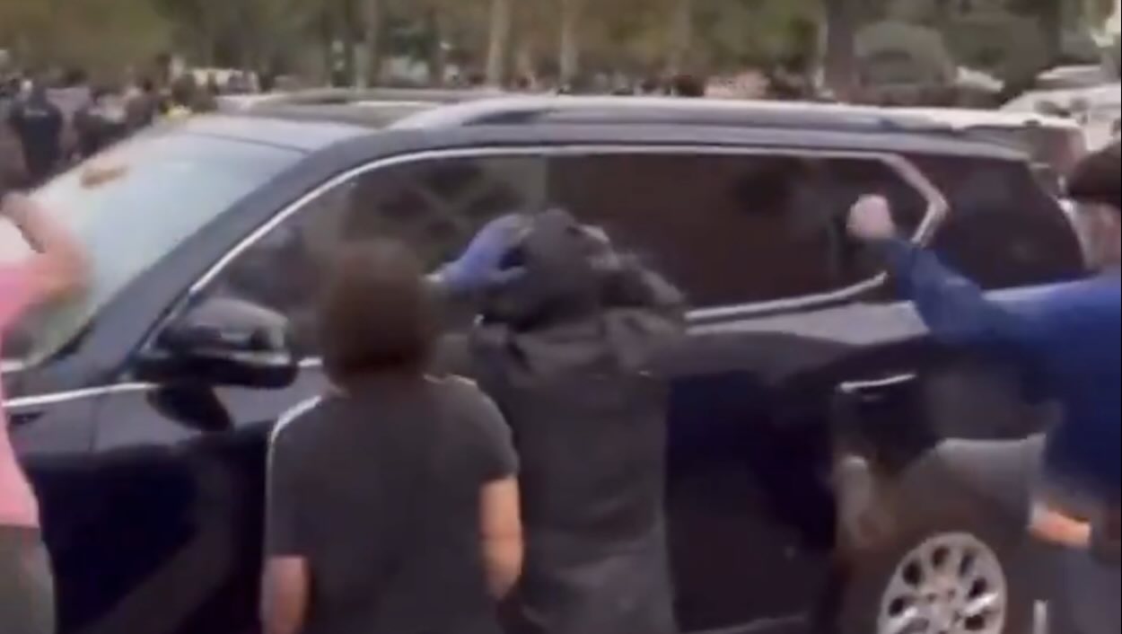 Ciudadanos atacando el coche en el que iba Pedro Sánchez