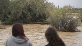 Dos mujeres observan la crecida del río Magre en Alfarp, Valencia