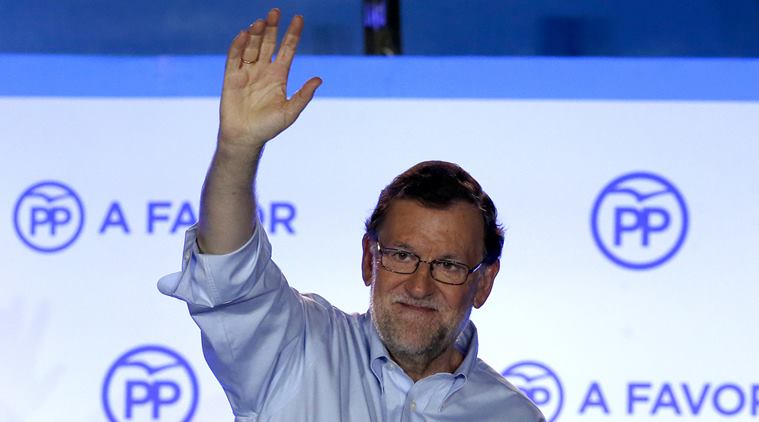 El presidente en funciones, Mariano Rajoy, celebra en Génova la victoria electoral del PP en el 26J.