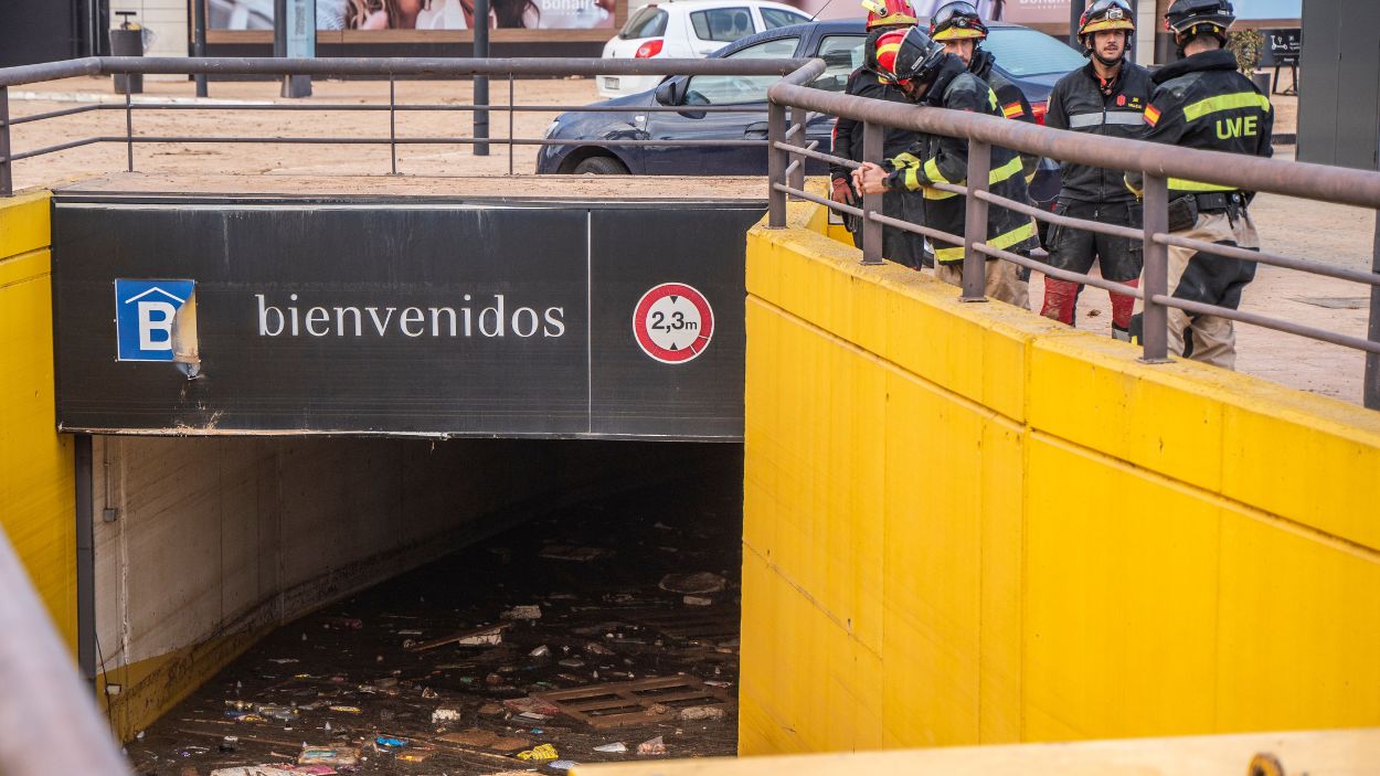 Efectivos de la UME junto al parking inundado del Centro Comercial Bonaire, a 3 de noviembre de 2024, en Valencia, Comunidad Valenciana (España). EP.  (1)