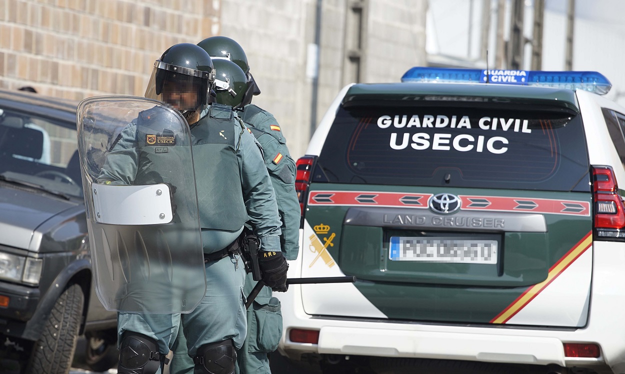 Dos agentes y un vehículo de la Guardia Civil. EP/Archivo.