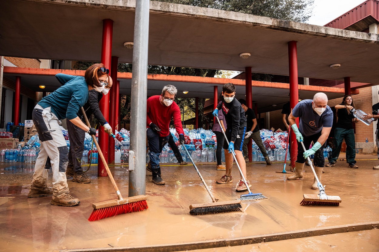 Voluntarios retiran agua de un instituto de Picanya, uno de los municipios más golpeados por la DANA. EP
