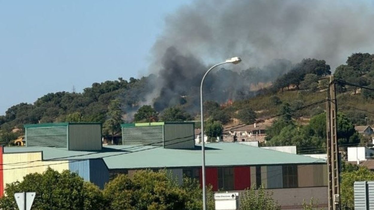 Uno de los incendios forestales en Valdecaballeros (Badajoz) durante este pasado verano. EP