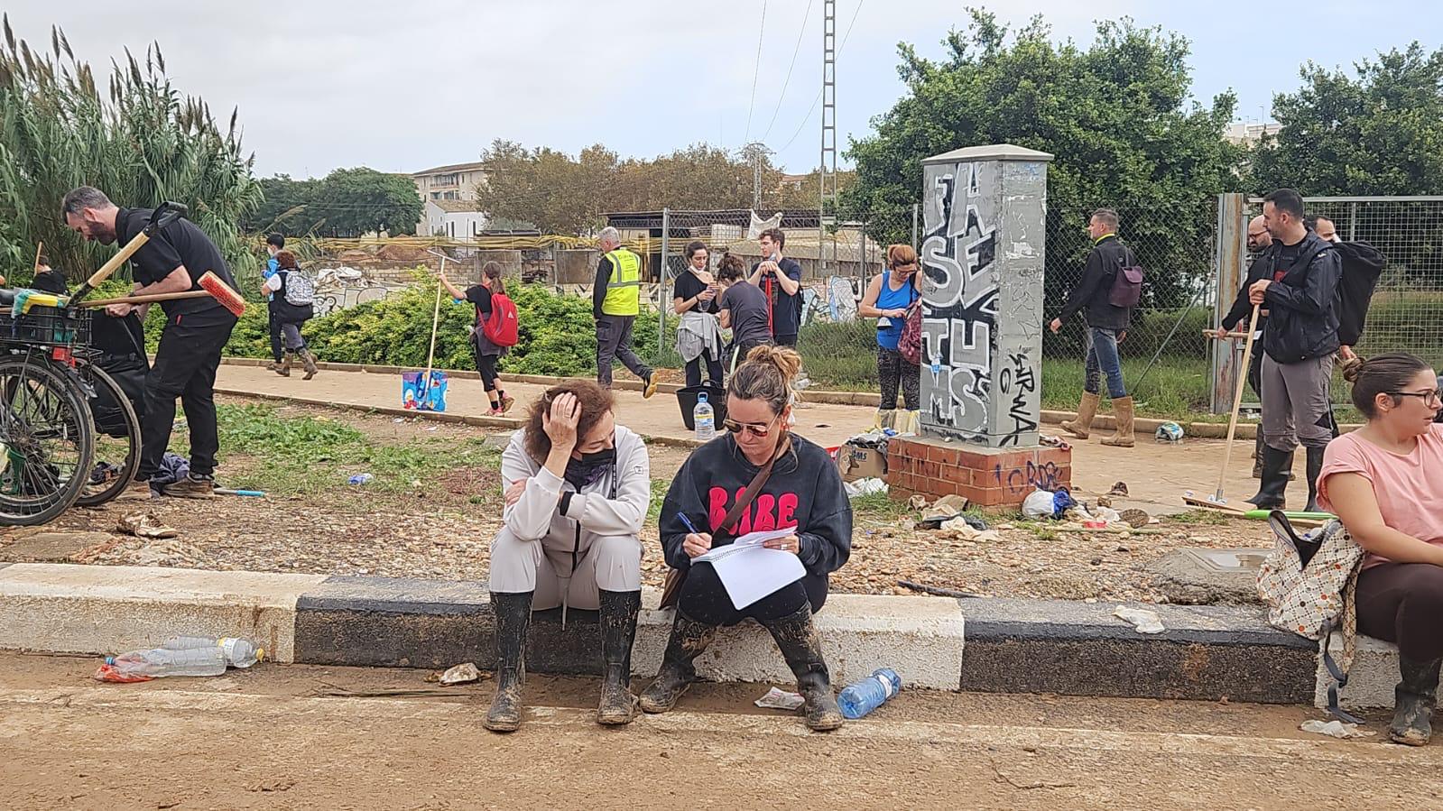 Ana Rosa y Xelo Montesinos, tras las cámaras de una cobertura en Valencia. Unicorn Content Ana Rosa y Xelo Montesinos, tras las cámaras de una cobertura en Valencia. Unicorn Content