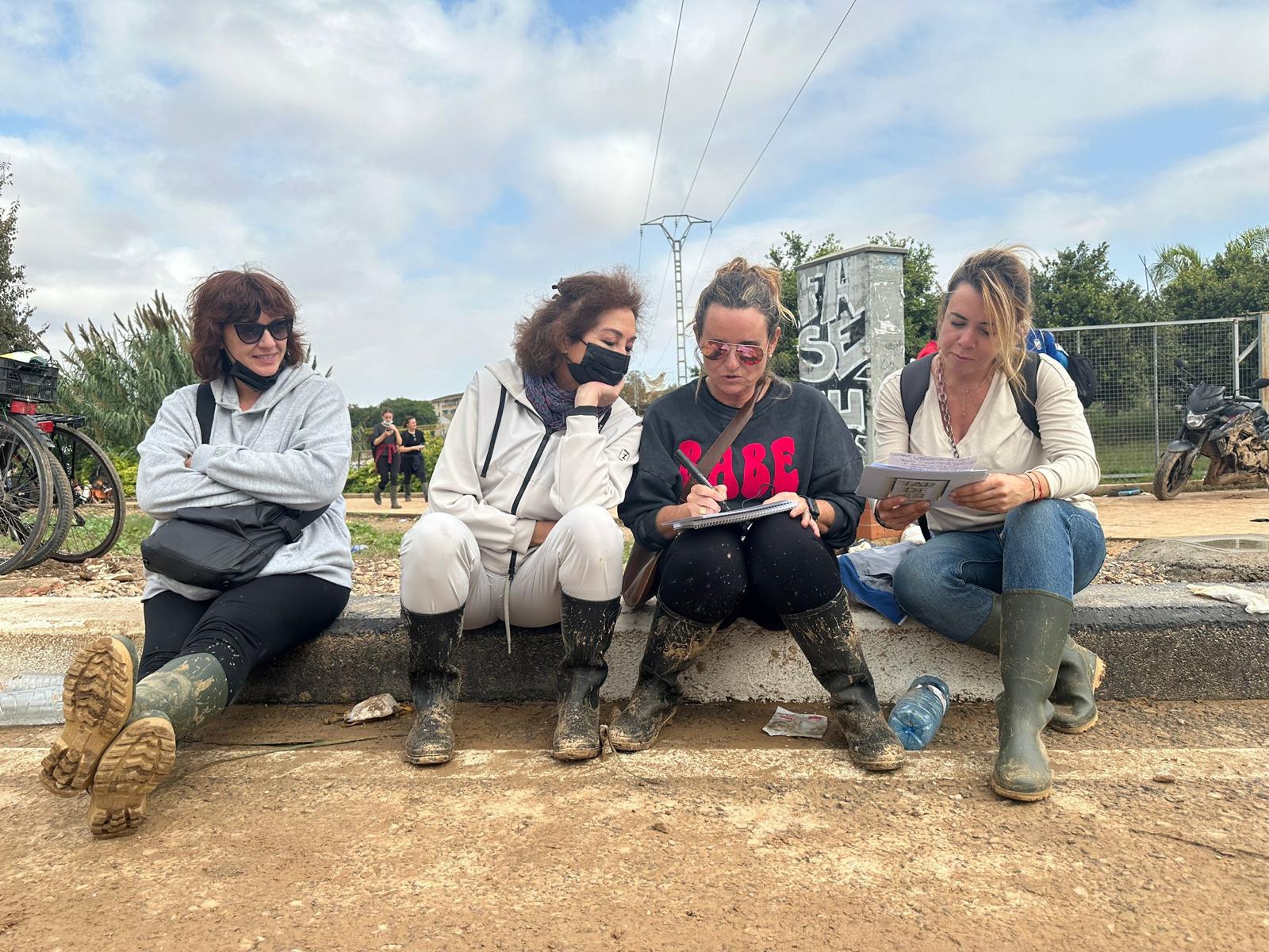 Equipo de 'TardeAR', liderado por Ana Rosa, en la zona de Valencia afectada por la DANA. Unicorn Content Equipo de 'TardeAR', liderado por Ana Rosa, en la zona de Valencia afectada por la DANA. Unicorn Content