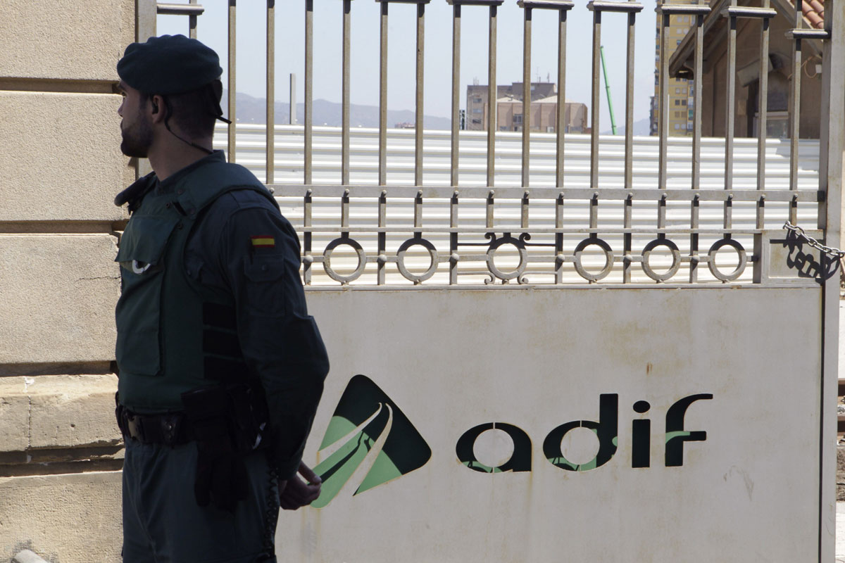 Un agente de la Guardia Civil custodia el acceso a la sede en Barcelona de Adif