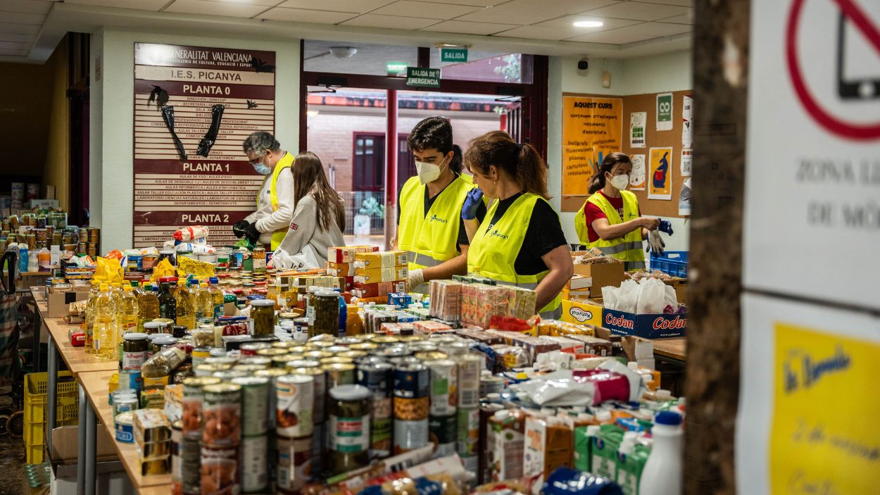 Voluntarios reciben alimentos en el IES de Picaña, que lo han utilizado como almacén tras el paso de la DANA, a 4 de noviembre de 2024, en Picaña, Valencia, Comunidad Valenciana (España).