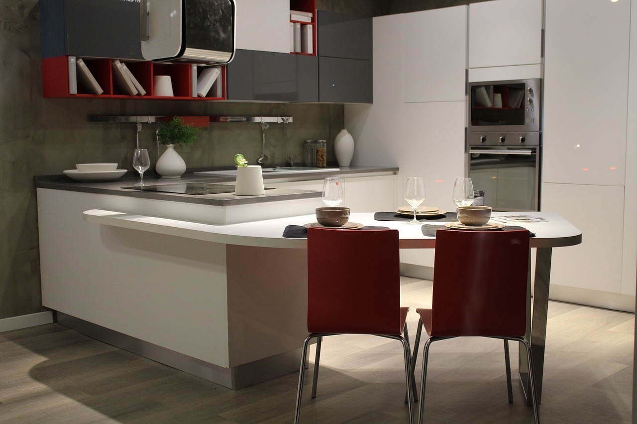 Mobiliario de diseño en una cocina moderna y funcional