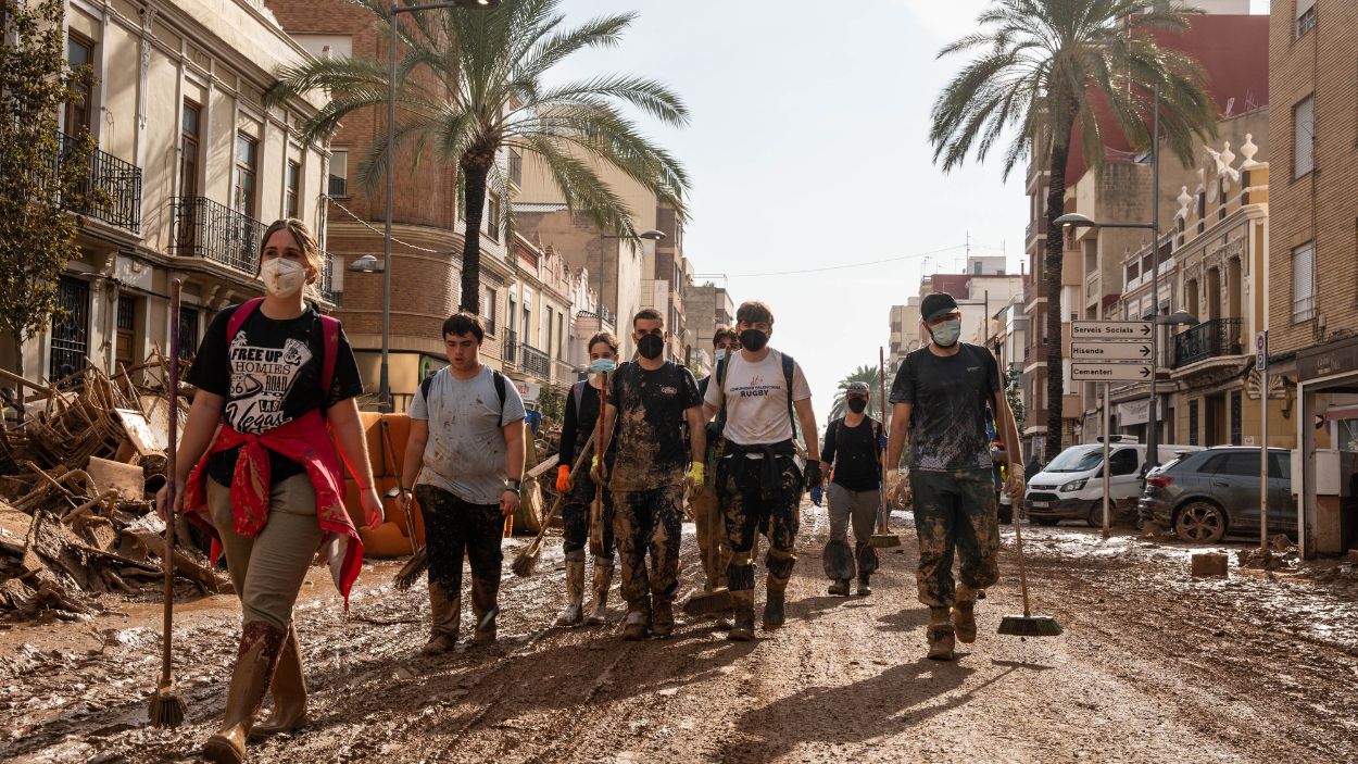 Voluntarios tratan de ayudar a limpiar los estragos ocasionados por la DANA, a 5 de noviembre de 2024, en Catarroja, Valencia, Comunidad Valenciana (España) (Foto: Europa Press)