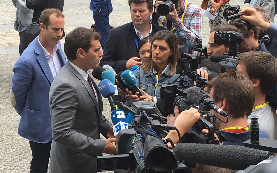 Albert Rivera atendiendo a los medios en Bruselas