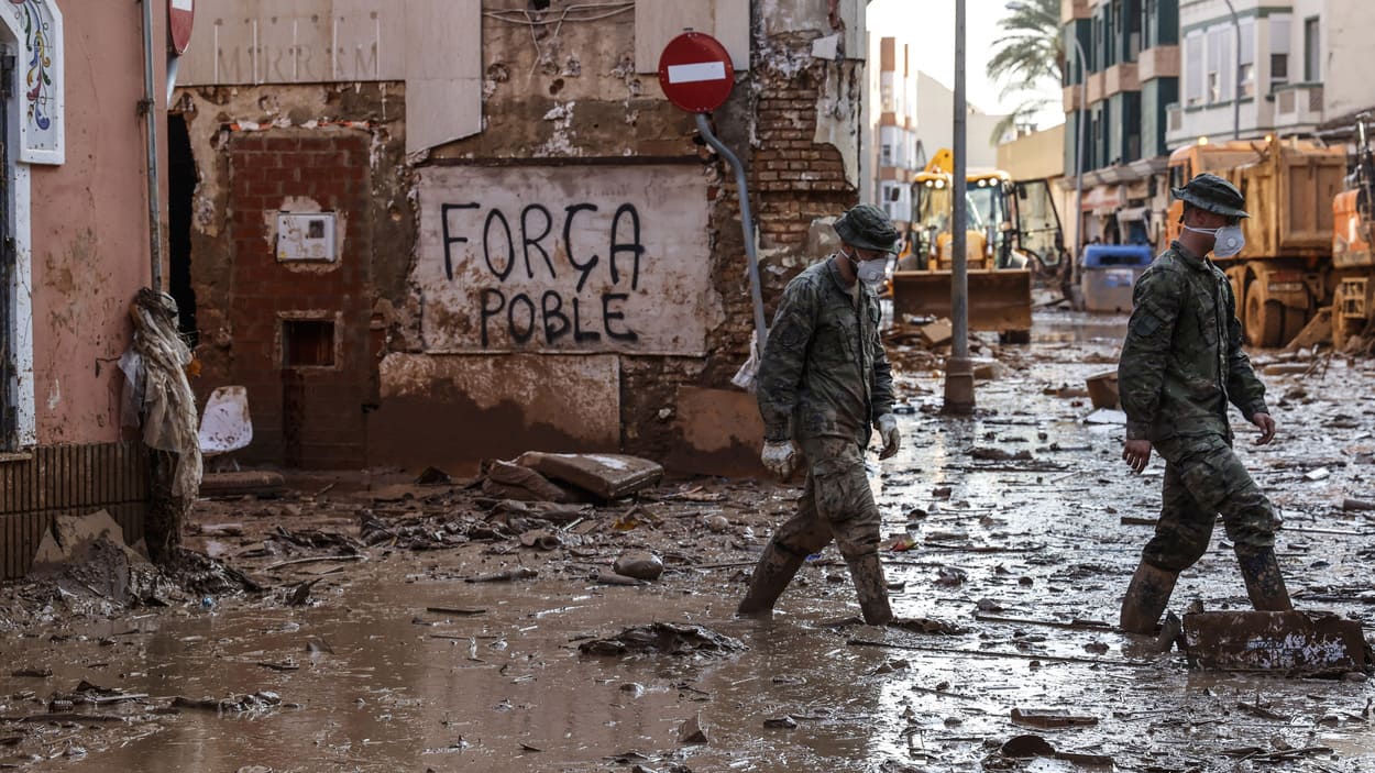 Varios militares en una calle de Paiporta, a 6 de noviembre de 2024, Valencia (Comunidad Valenciana). EP. 