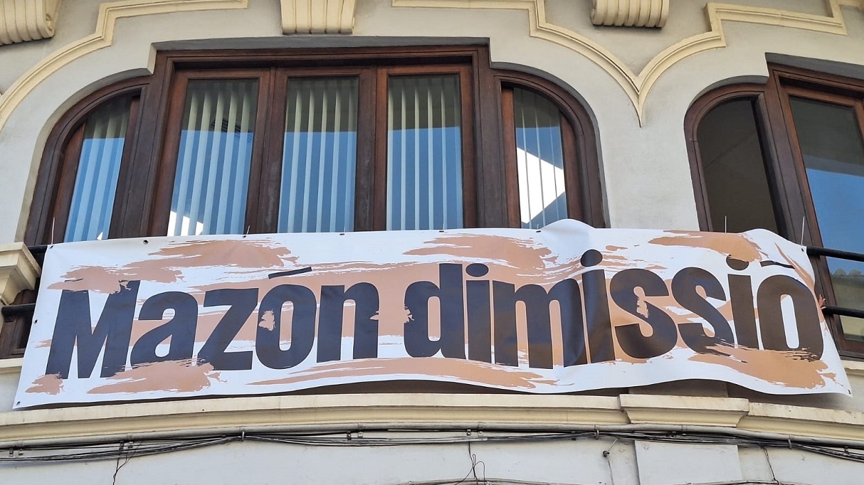 Pancarta exigiendo la dimisión de Carlos Mazón. EP