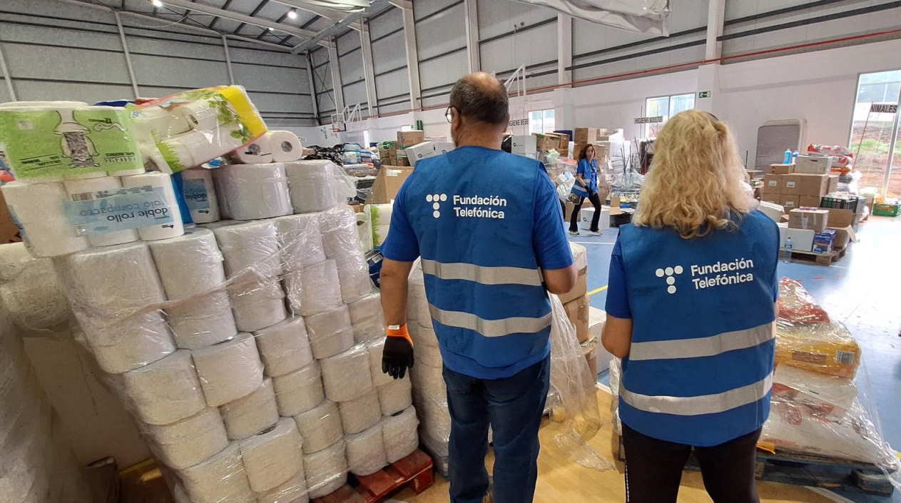 Dos voluntarios de Fundación Telefónica recogen material para los afectados por la DANA
