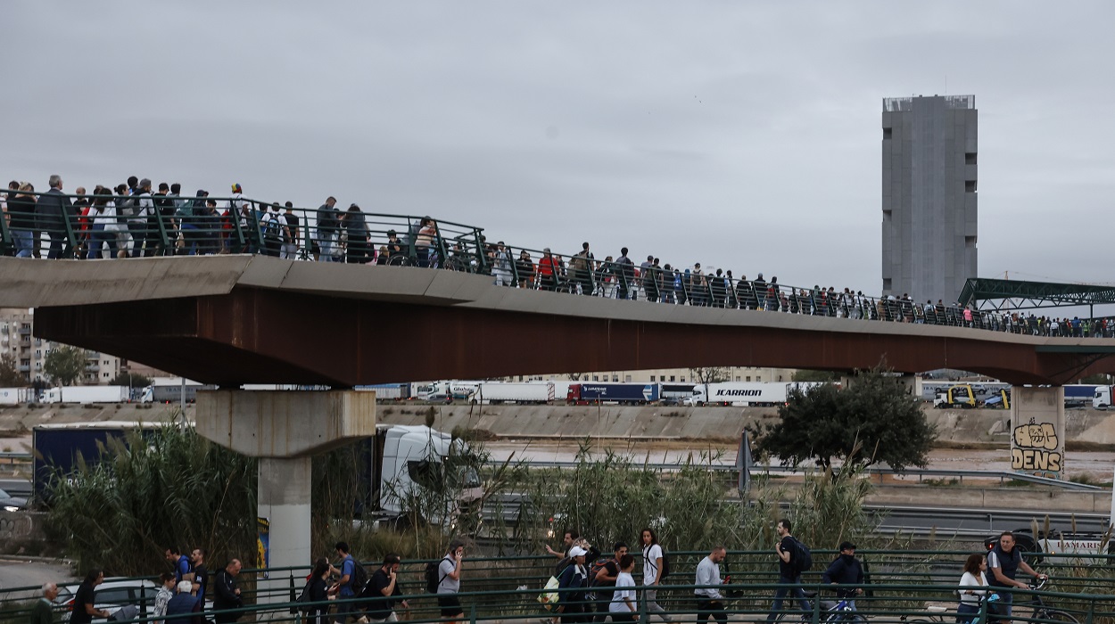 La pasarela que une Valencia con La Torre, que será rebautizada a 'Puente de la Solidaridad'. EP