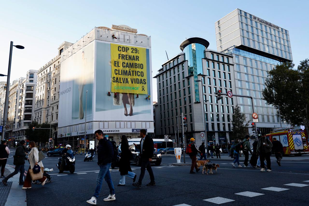 Greenpeace despliega una pancarta en el corazón de Madrid. Greenpeace despliega una pancarta en el corazón de Madrid.