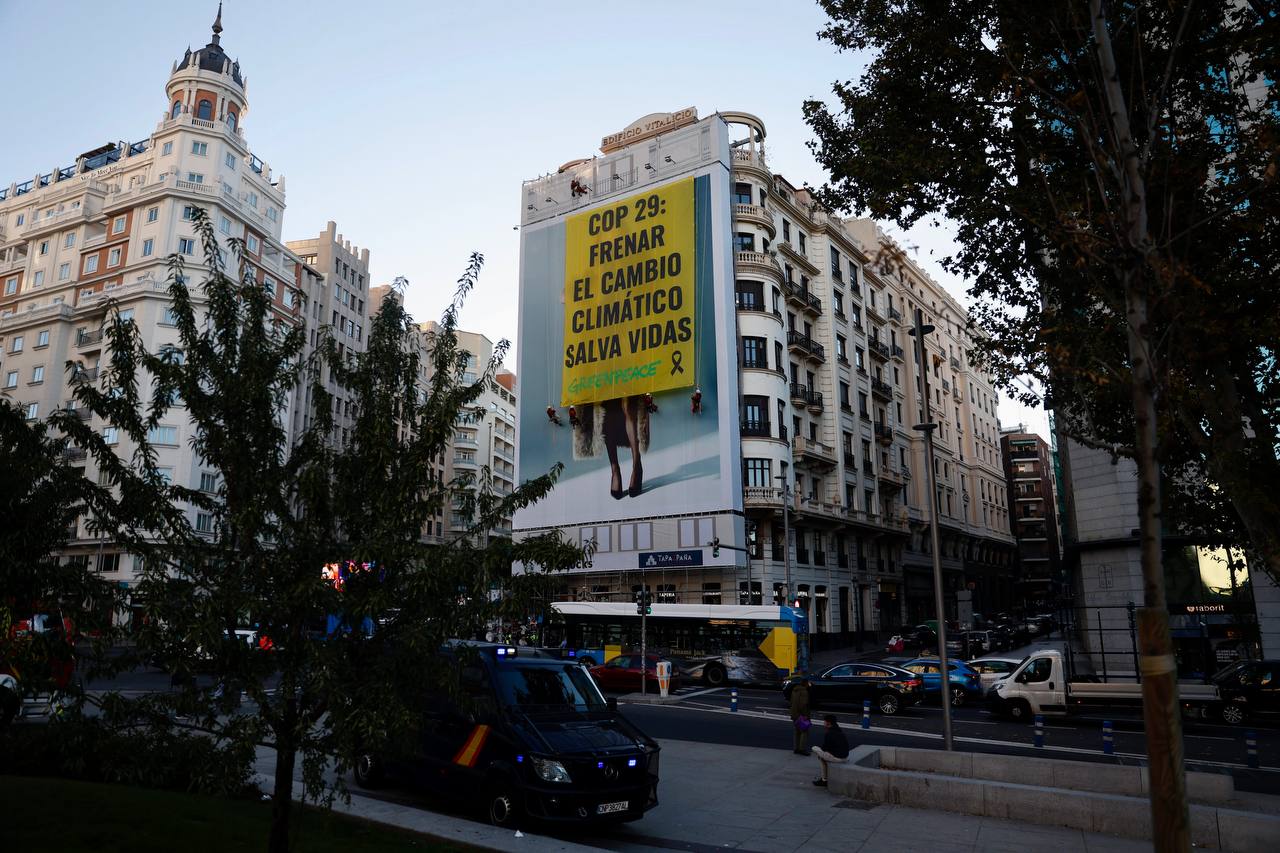 La lona ha sido colocada en Plaza España, en la esquina con la Gran Vía. La lona ha sido colocada en Plaza España, en la esquina con la Gran Vía.
