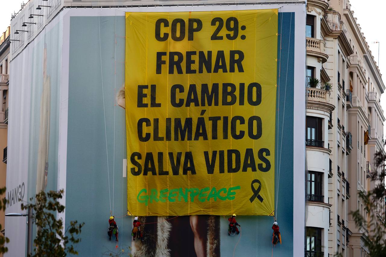 La pancarta recuerda que "frenar el cambio climático salva vidas" La pancarta recuerda que "frenar el cambio climático salva vidas"