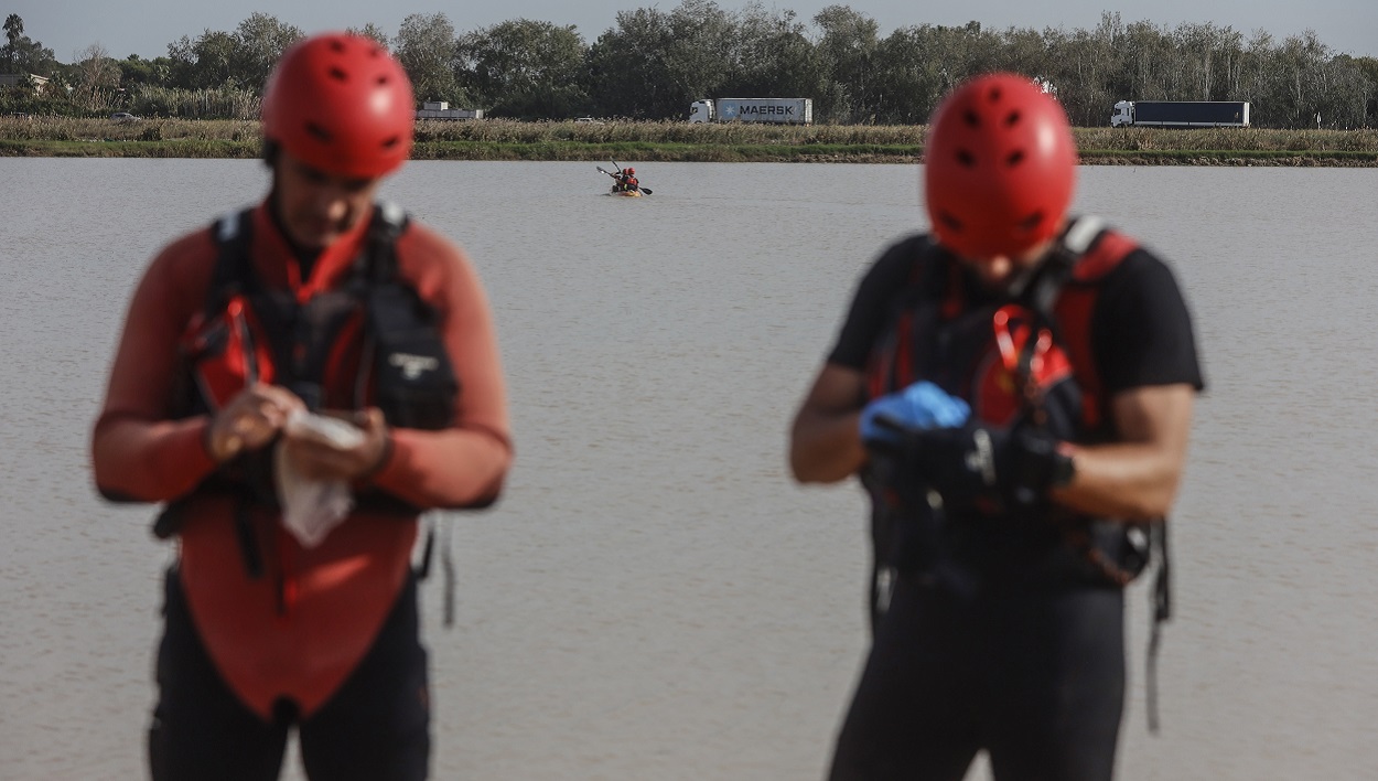 Agentes de la UME inspeccionan la Albufera en Valencia. EP