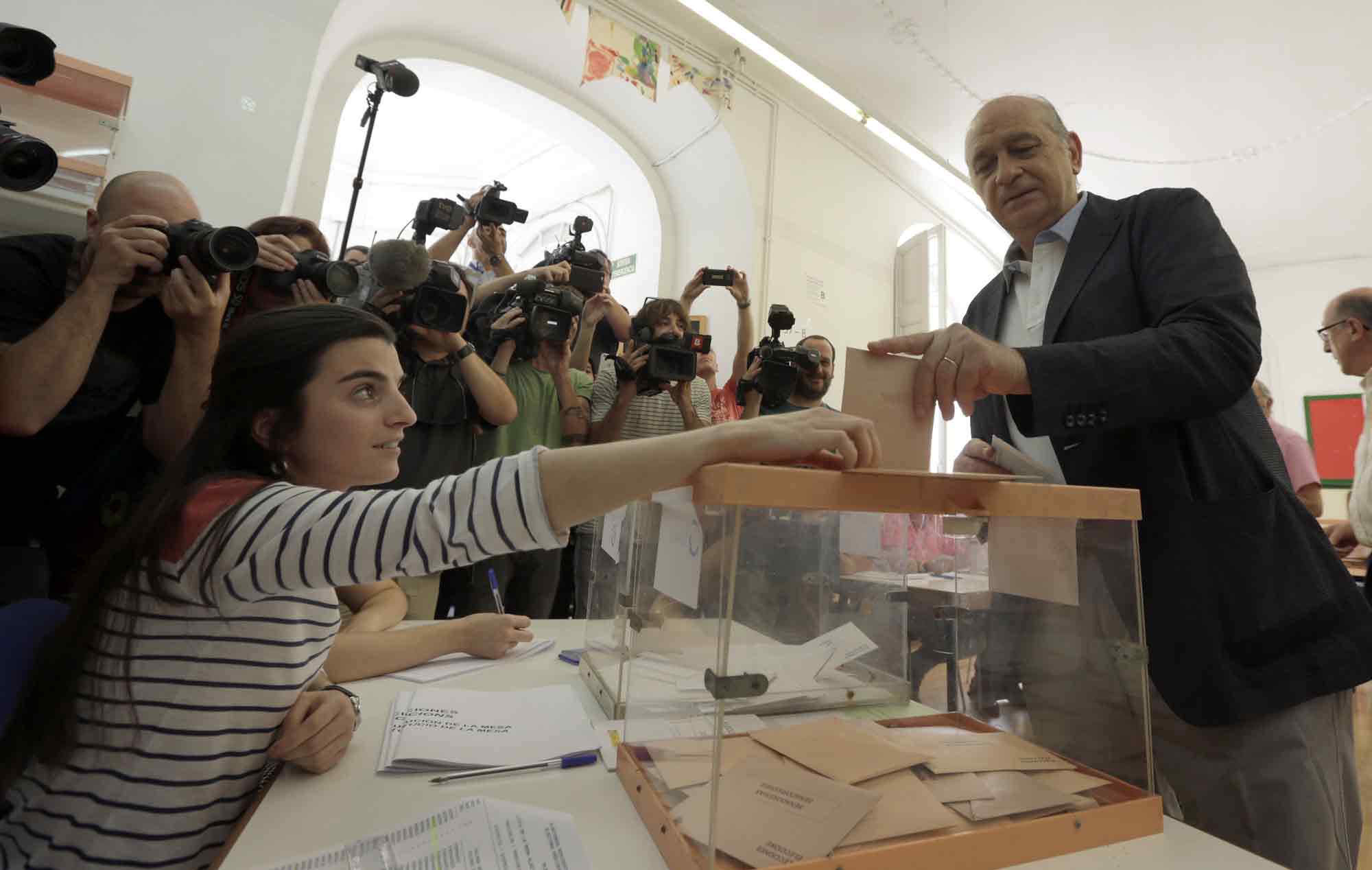 El ministro del Interior en funciones y cabeza de lista por Barcelona, Jorge Fernández Díaz, vota en un colegio de la capital catalana. Eliminar