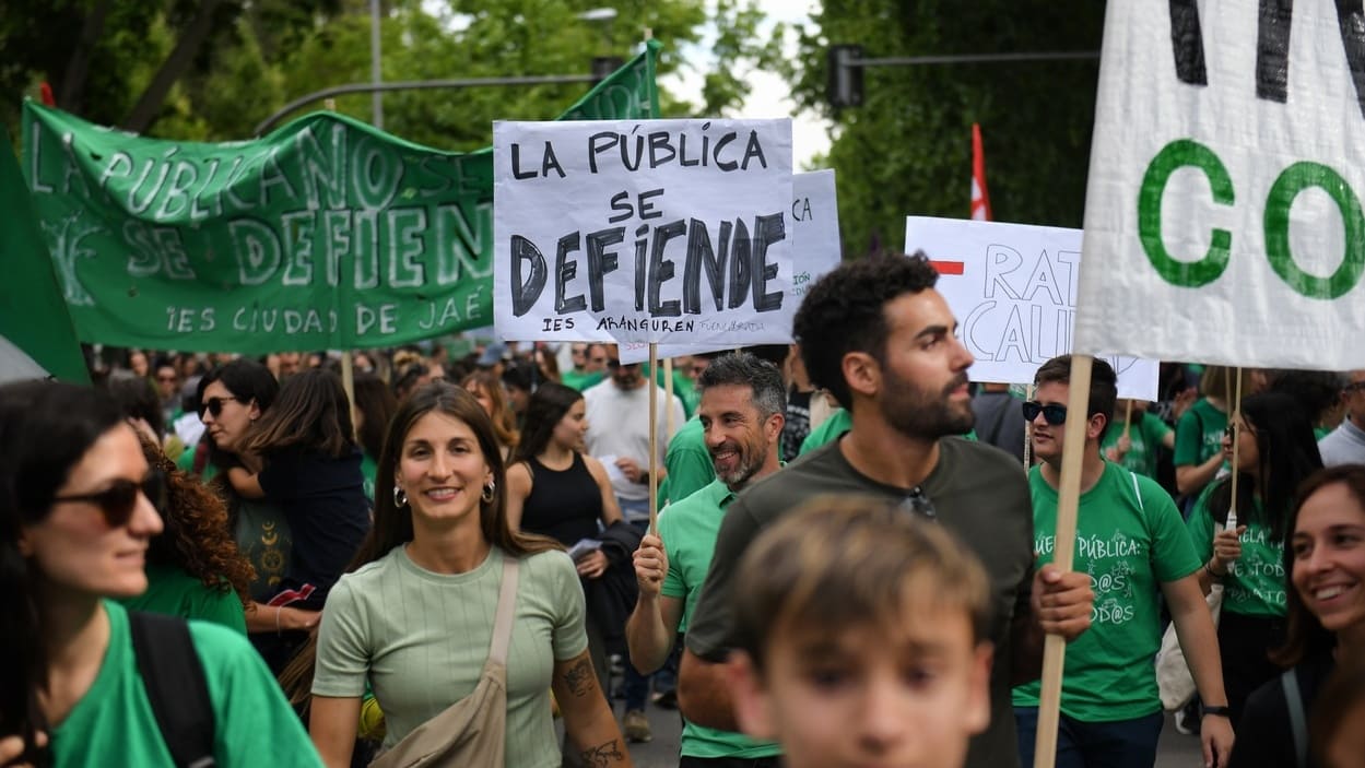 Decenas de personas durante una manifestación del profesorado por la defensa de la educación pública, a 8 de mayo de 2024, en Madrid (España). EP.