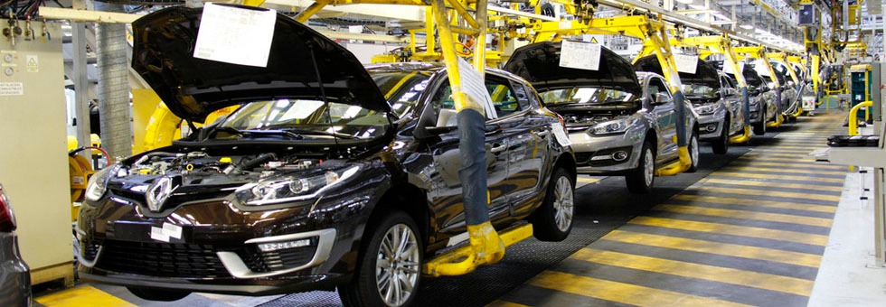 Coches en la cadena de ensamblaje de una fábrica de Renault 