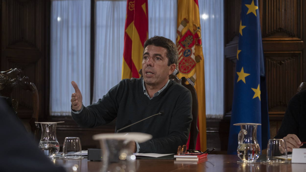 Mazón da salvoconductos ilegales a trabajadores de supermercados para trabajar en zonas en alerta. EP.