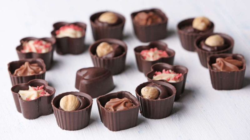 Un set de chocolate con bombones Un set de chocolate con bombones