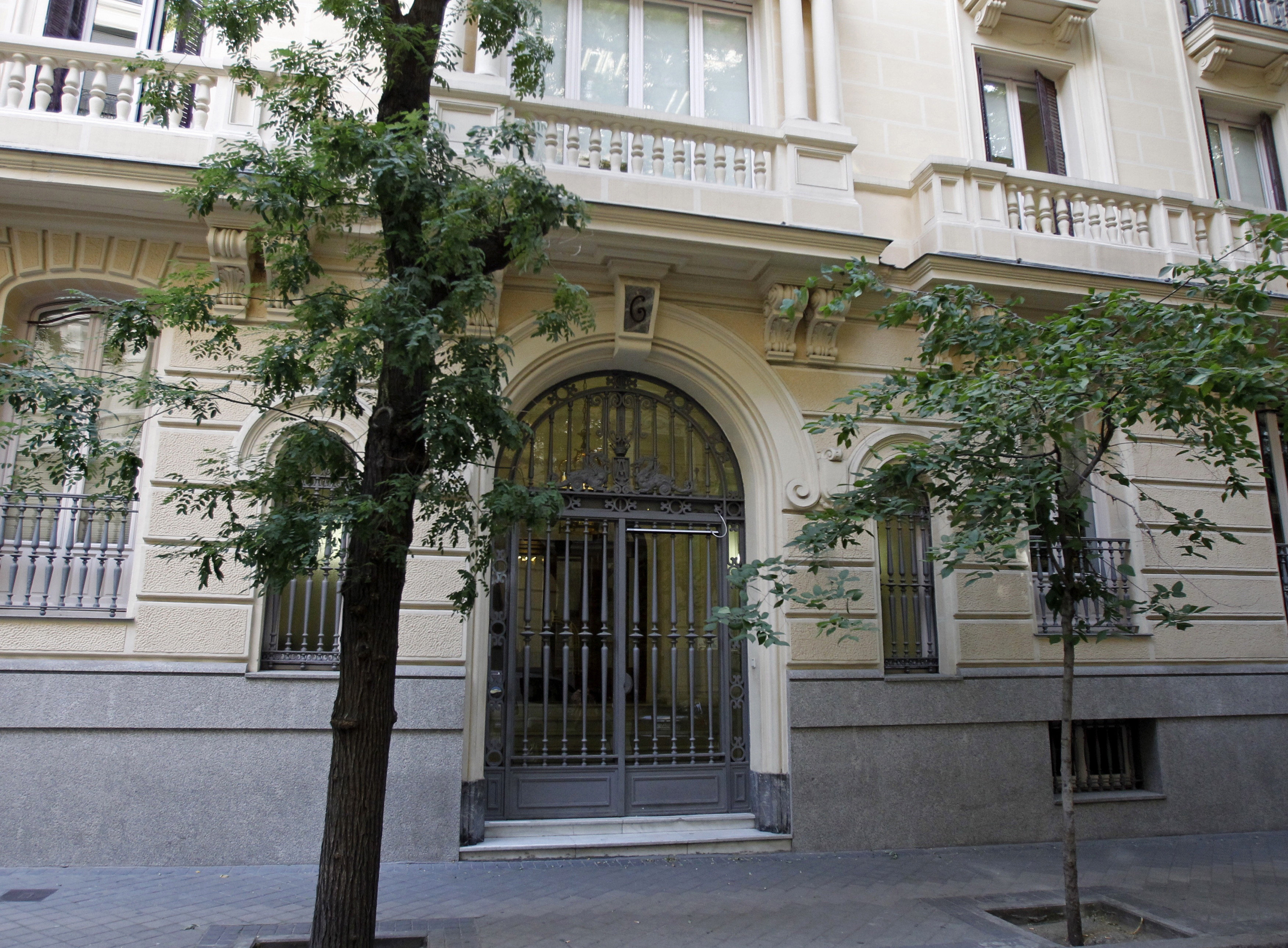Vista del edificio de la calle Fortuny, 6 en Madrid, una de las sedes del banco suizo Mirabaud en Madrid, gestionado por el marido de Margarita García-Valdecasas, jefa de la Oficina Nacional Antifraude (ONIF). 