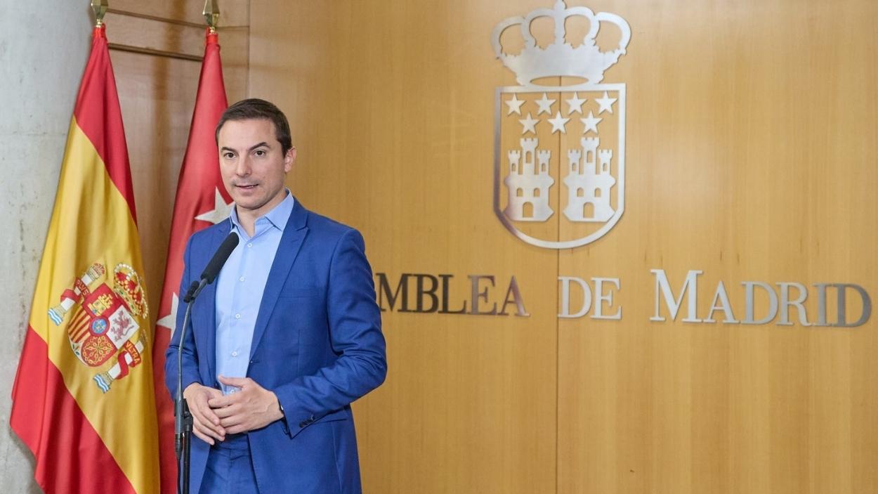 El portavoz del PSOE en la Asamblea, Juan Lobato, ofrece declaraciones a los medios de comunicación durante un pleno en la Asamblea de Madrid, a 14 de noviembre de 2024, en Madrid (España). 