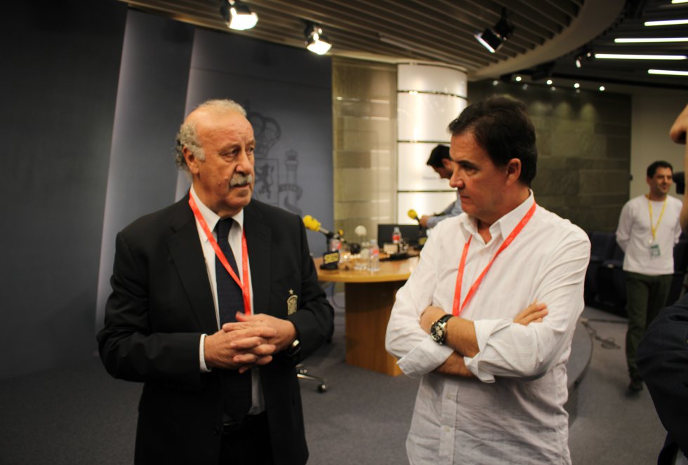 El seleccionador español, Vicente del Bosque, y el locutor José Ramón de la Morena.