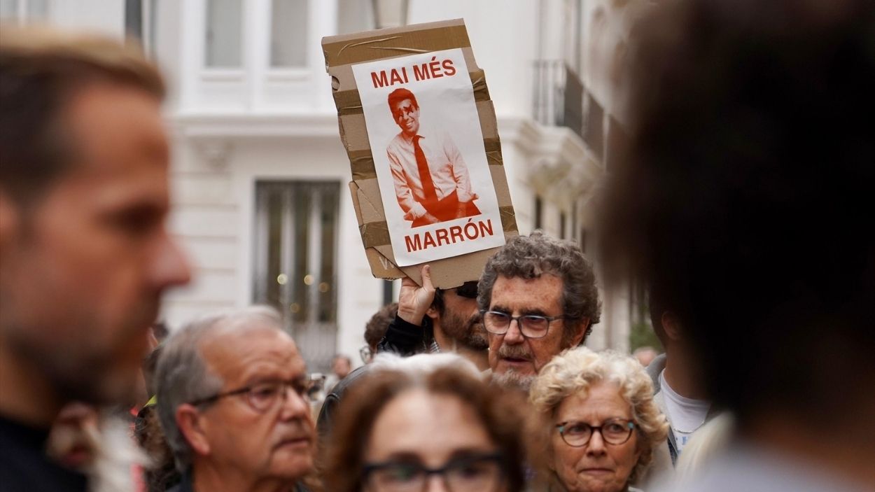 Manifestantes protestan contra el president de la Generalitat Valenciana, Carlos Mazón