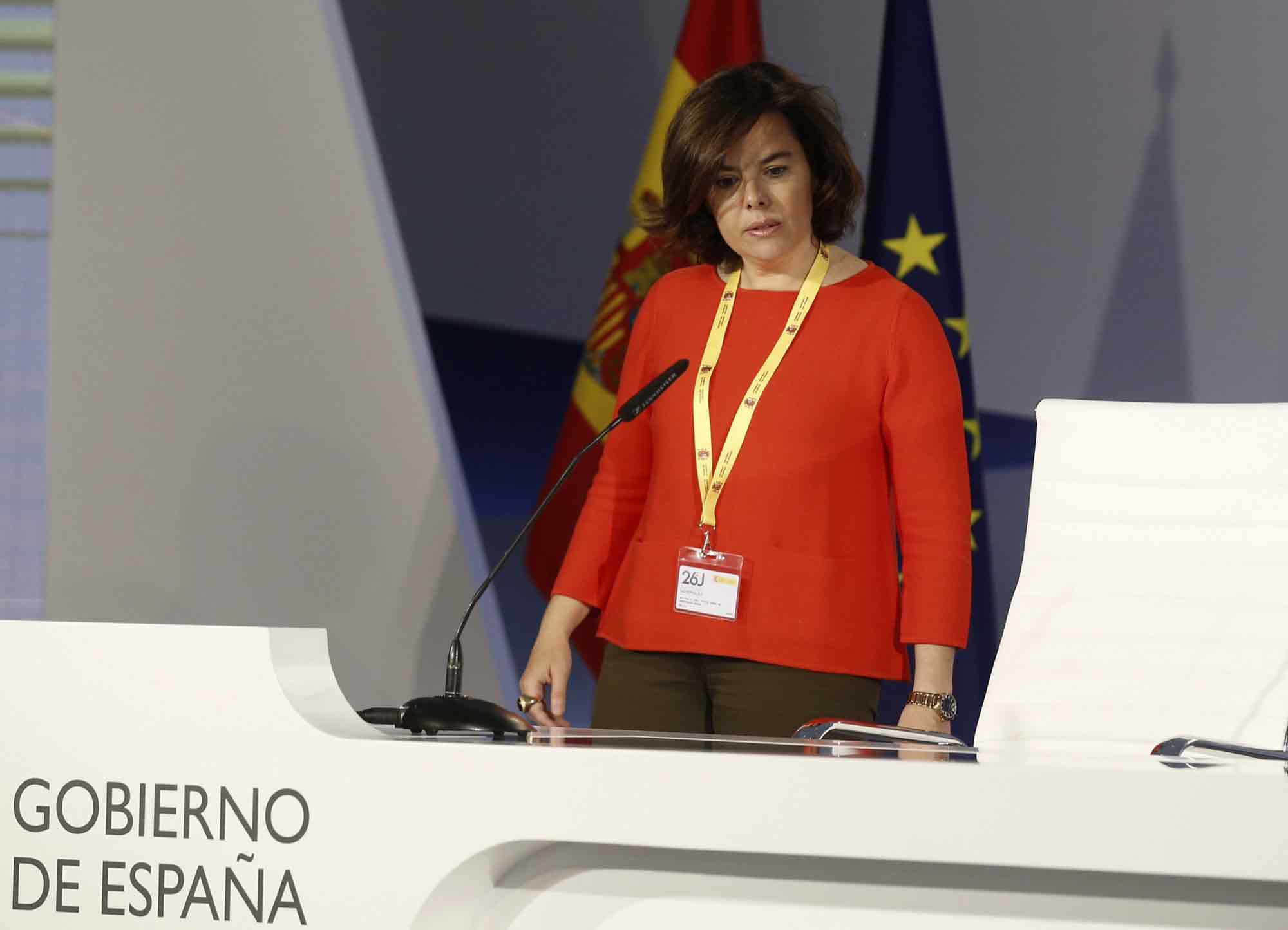 La vicepresidenta del Gobierno, Soraya Sáenz de Santamaría, durante la visita que ha realizado hoy al centro de datos habilitado en Ifema para el seguimiento de la noche electoral.