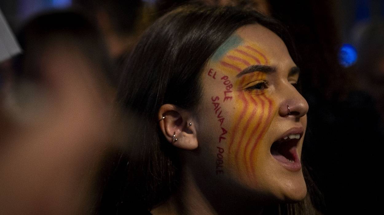 Una mujer con la bandera valenciana durante una protesta contra Carlos Mazón. EP