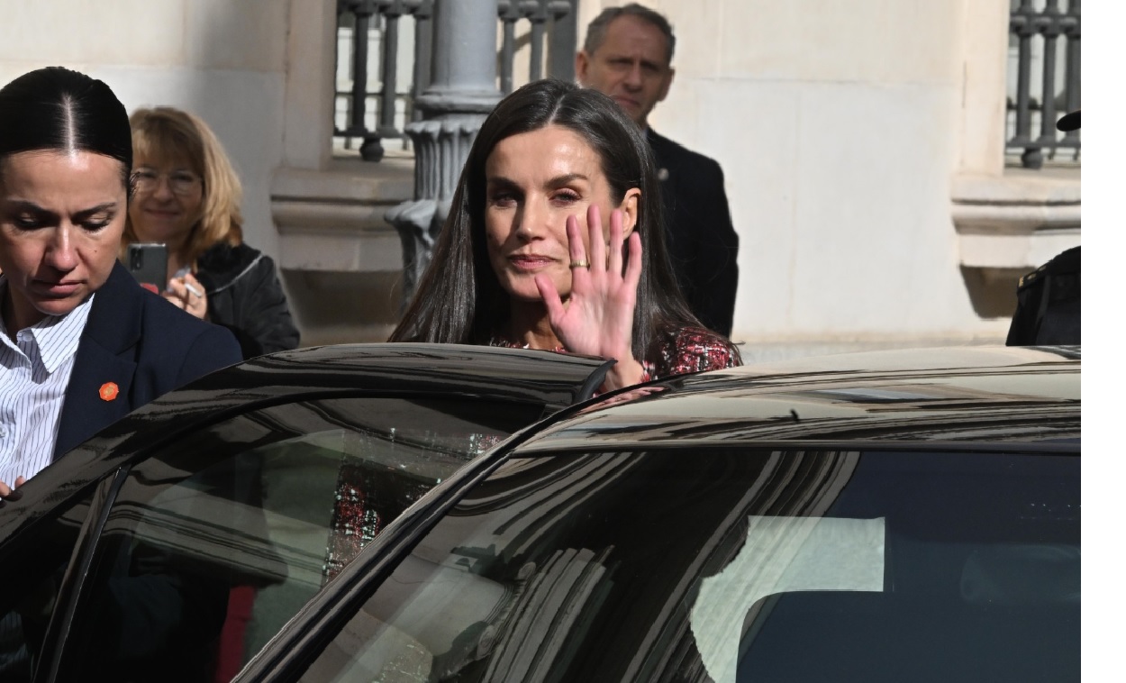 Letizia Ortiz saludando a la prensa. EP