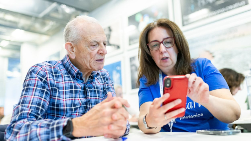 Digitalización personas mayores Fundación Telefónica. • Los participantes podrán aprender ciberseguridad, inteligencia artificial, banca online, carpeta ciudadana, gestión de la nube, compras electrónicas o redes sociales, para aplicarlos en su día a día Digitalización personas mayores Fundación Telefónica. • Los participantes podrán aprender ciberseguridad, inteligencia artificial, banca online, carpeta ciudadana, gestión de la nube, compras electrónicas o redes sociales, para aplicarlos en su día a día