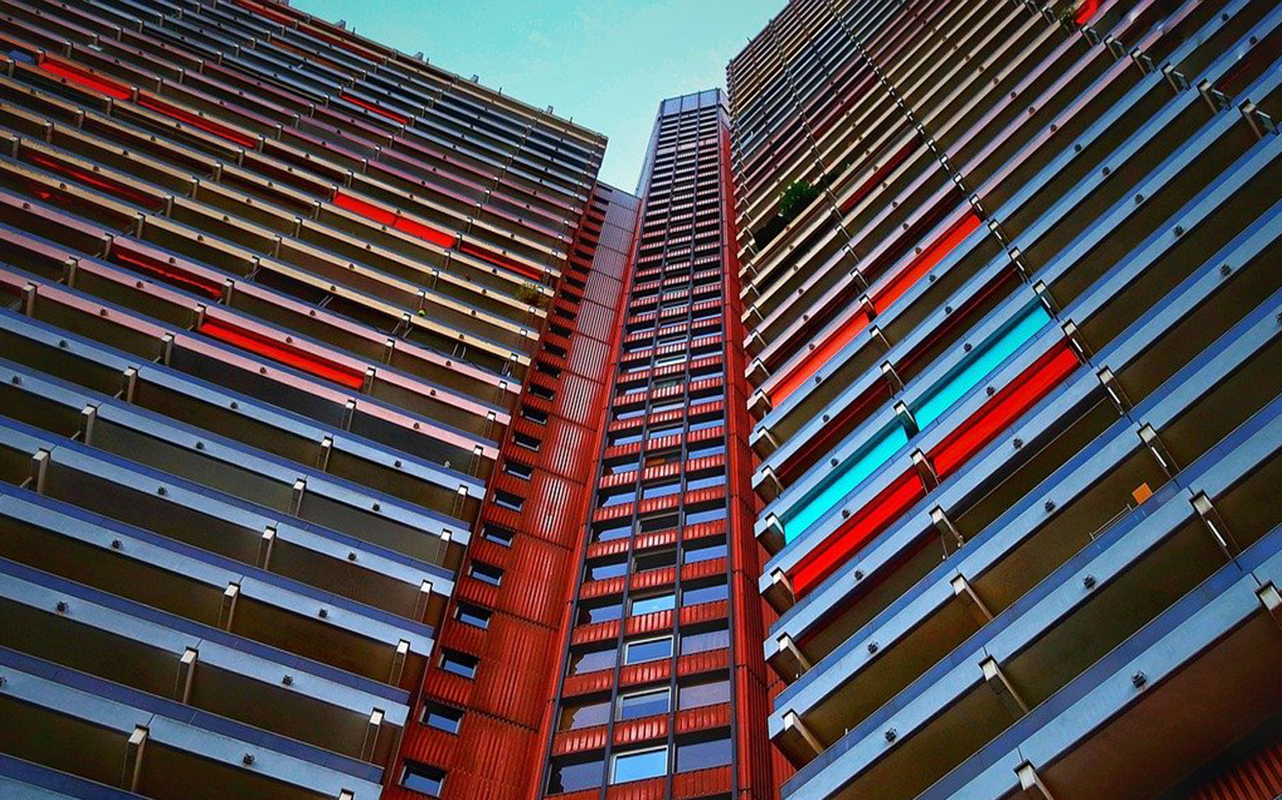 Fachada de edificio moderno / PIXABAY